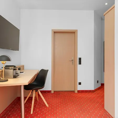 לינה וארוחת בוקר Steiners Airport-messe 3*